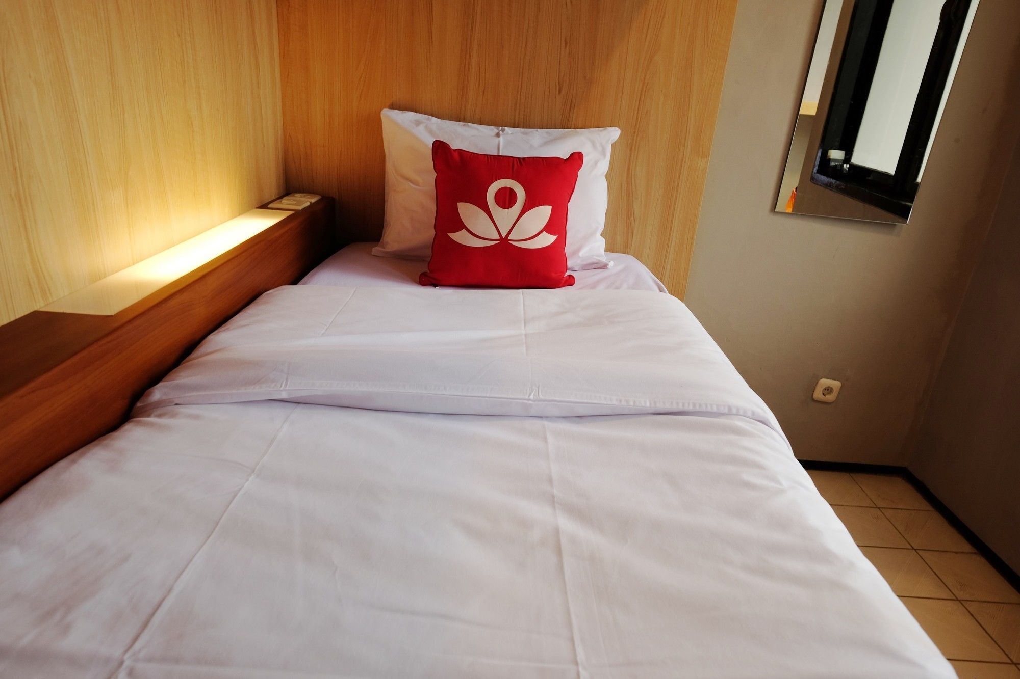 Zen Hostel Alun-Alun Sarinah Malang Dış mekan fotoğraf